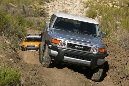 2009-toyota-fj-cruiser-front-right-two-trailjpg-500x332