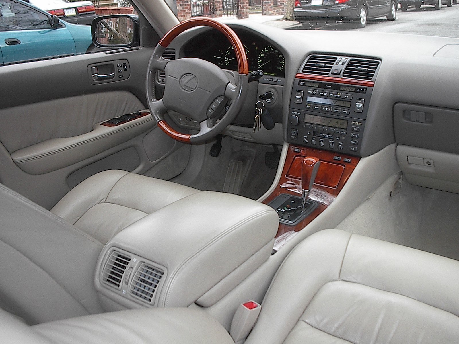Lexus_LS_400_model_year_2000_interior