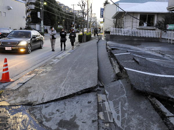 wpid-japan-quake-sidewalk-crack-600-2011-03-11-23-42.jpg